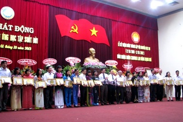 Hội Khuyến học TP Cần Thơ đón nhận Huân chương Lao động hạng Nhì