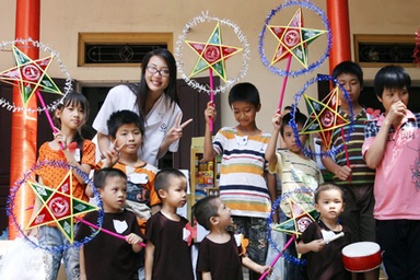 Á hậu Thùy Trang thăm trẻ mồ côi