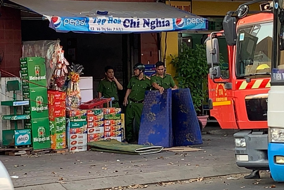 Đường phố náo loạn vì nam thanh niên gào thét dọa nhảy lầu - 2 Đường phố náo loạn vì nam thanh niên gào thét dọa nhảy lầu - 2