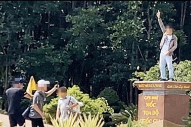 Kỷ luật hướng dẫn viên “hỗ trợ” du khách chụp ảnh phản cảm trên Cột mốc tọa độ Quốc gia