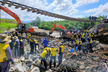 Đường ray sạt lở sâu 9m, ngành đường sắt ngừng chạy 45 chuyến tàu