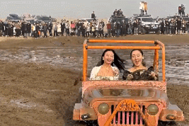 Nổi bật tuần qua: Cô gái xinh đẹp lái xe off-road lao vào khán giả