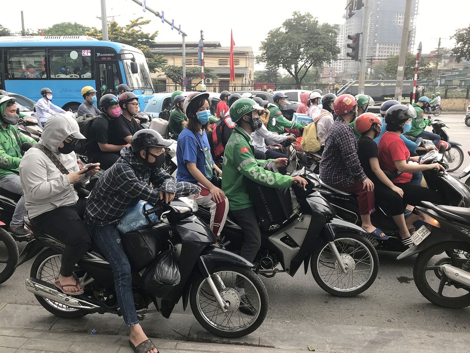 Dịch vụ xe ôm đắt khách khi dòng người ùn ùn trở lại Thủ đô - 1 Dịch vụ xe ôm đắt khách khi dòng người ùn ùn trở lại Thủ đô - 1