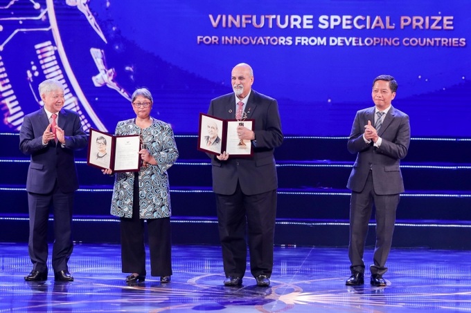 GS Salim Abdool Karim và Quarraisha Abdool Karim nhận giải thưởng VinFuture