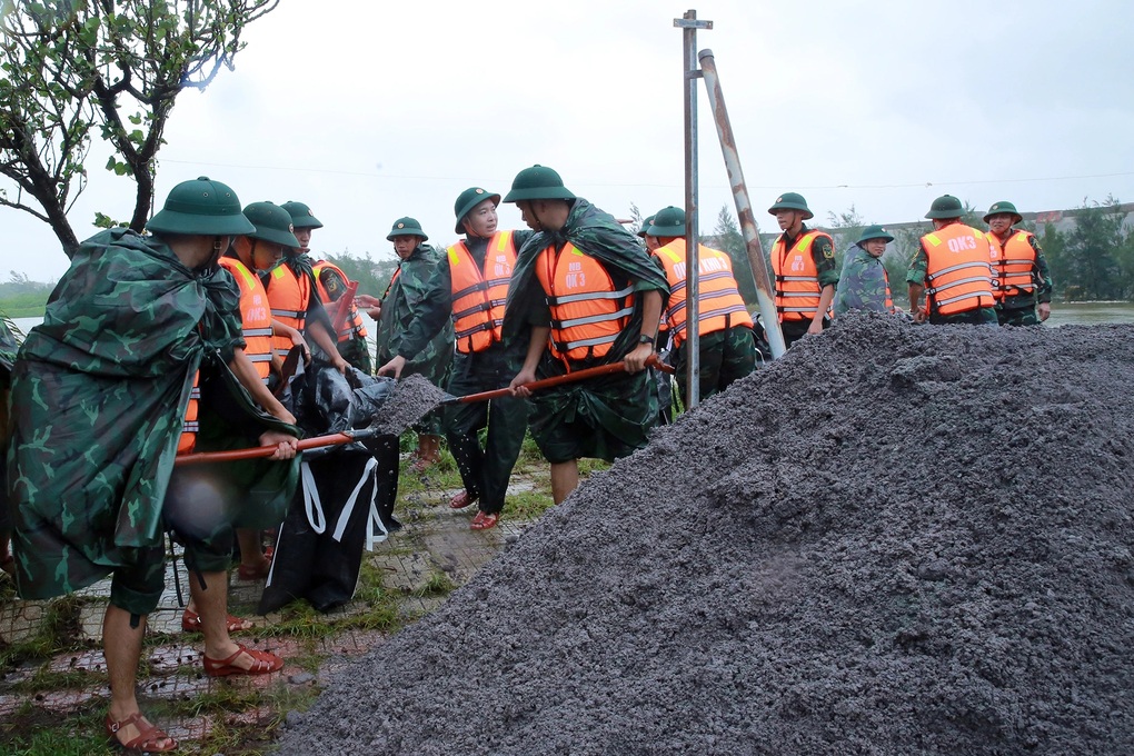 Phó Thủ tướng Trần Hồng Hà kiểm tra sự cố kè biển ở Ninh Bình - 2 Phó Thủ tướng Trần Hồng Hà kiểm tra sự cố kè biển ở Ninh Bình - 2