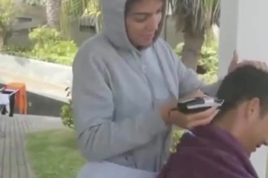 Tránh dịch, C.Ronaldo được cô bồ tự tay cắt tóc