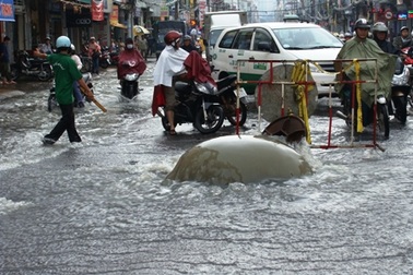 Nước cống phun xối xả, đường biến thành sông