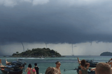 Hiện tượng hiếm gặp: 4 vòi rồng cùng xuất hiện đồng loạt trên biển