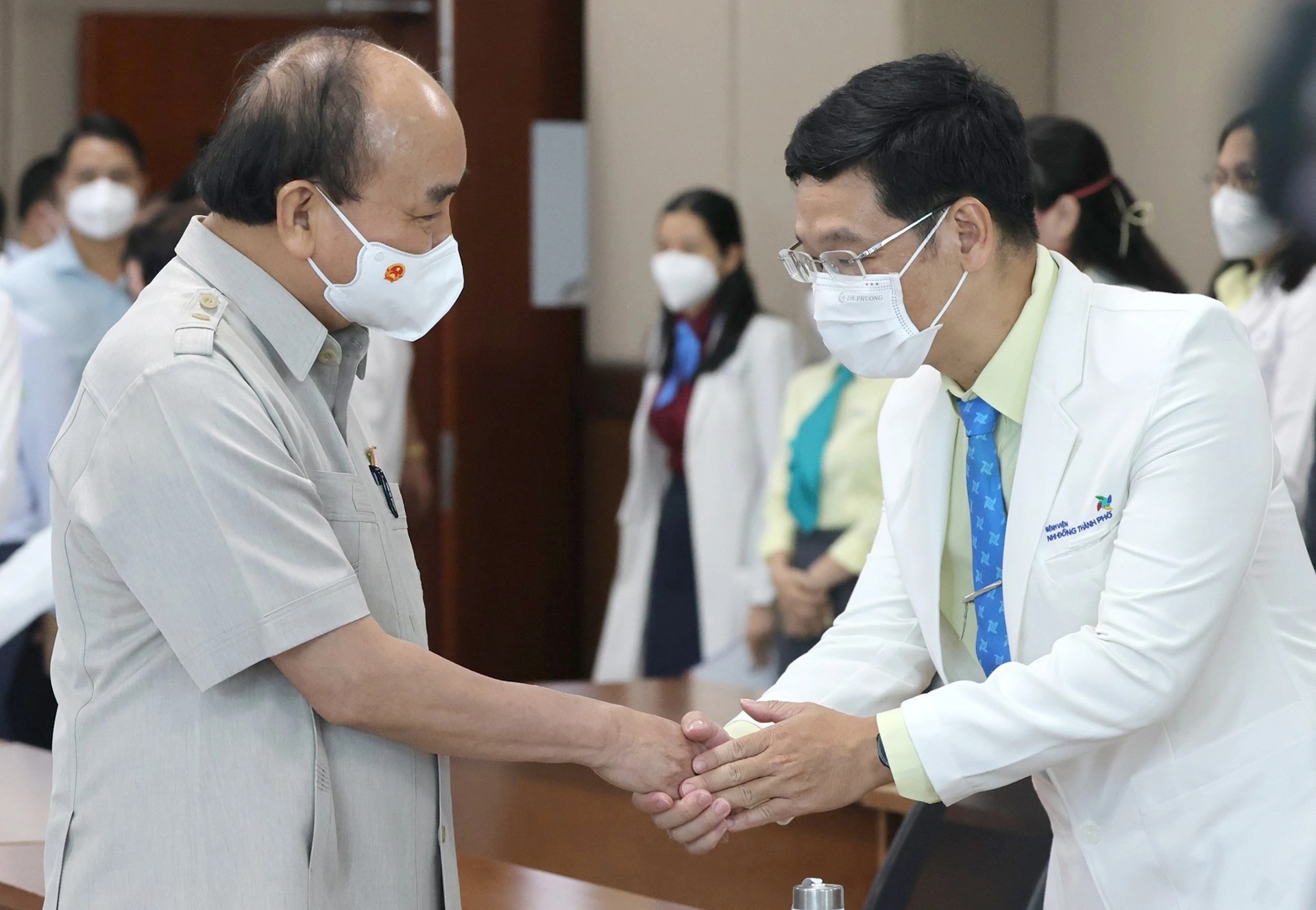 Chủ tịch nước Nguyễn Xuân Phúc thăm hỏi, tặng quà bệnh nhi tại TPHCM - 6 Chủ tịch nước Nguyễn Xuân Phúc thăm hỏi, tặng quà bệnh nhi tại TPHCM - 6