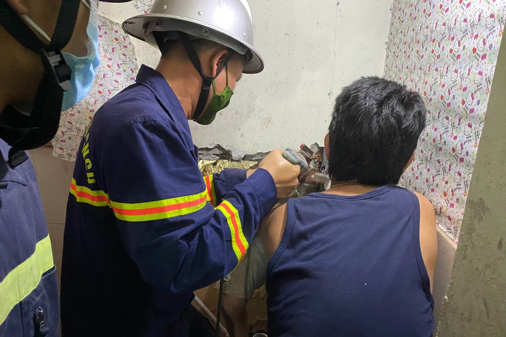 Hà Nội: Hàng chục cảnh sát đục tường giải cứu cháu bé bị mắc kẹt - 1 Hà Nội: Hàng chục cảnh sát đục tường giải cứu cháu bé bị mắc kẹt - 1