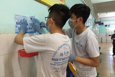 Học sinh đi xin nước rửa tay, khẩu trang về phát cho người dân phòng dịch