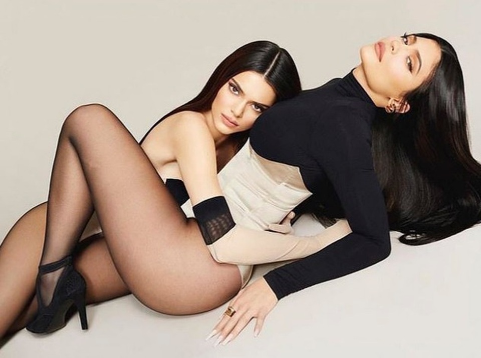 Kendall Jenner khoe chân dài trong ảnh quảng cáo mới - 2 Kendall Jenner khoe chân dài trong ảnh quảng cáo mới - 2