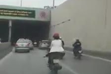 Người phụ nữ đi xe máy kiểu diễn xiếc trong hầm Kim Liên (Hà Nội)