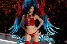 Kendall Jenner ví mình như “con sói cô đơn” vì không gợi cảm như các chị em gái