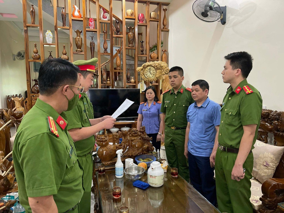 Vụ Việt Á: Bắt Trưởng khoa Dược Bệnh viện Đa khoa tỉnh Sơn La - 1 Vụ Việt Á: Bắt Trưởng khoa Dược Bệnh viện Đa khoa tỉnh Sơn La - 1