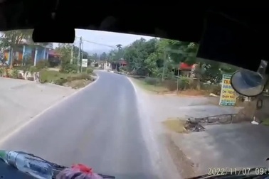Ôm cua tốc độ cao, tài xế phanh lệch xe khi gặp chướng ngại vật "khủng"