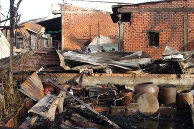 Hỏa hoạn lúc nửa đêm thiêu rụi hoàn toàn 5 nhà dân