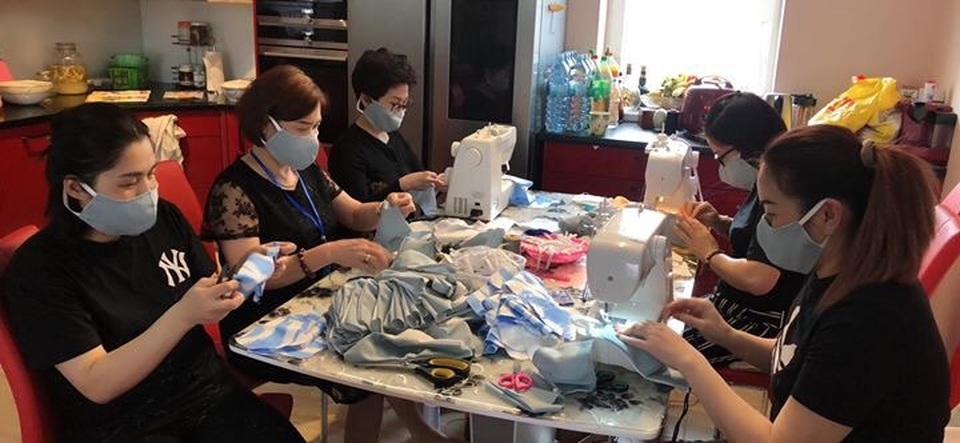 Người Việt tại Séc may khẩu trang phát tặng chống dịch Covid-19 - 1 Người Việt tại Séc may khẩu trang phát tặng chống dịch Covid-19 - 1