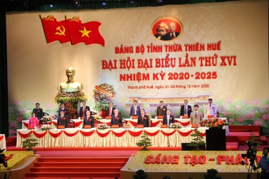 Đại hội Đảng bộ TT-Huế dành phút mặc niệm nạn nhân mưa lũ miền Trung