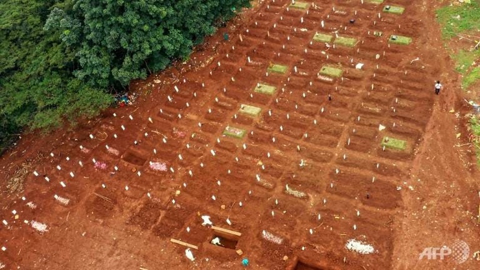 Thợ đào huyệt Indonesia đầu tắt mặt tối vì Covid-19 - 2 Thợ đào huyệt Indonesia đầu tắt mặt tối vì Covid-19 - 2