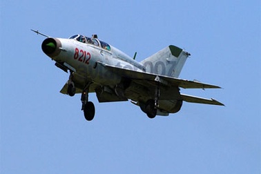 Máy bay quân sự rơi do trục trặc động cơ 