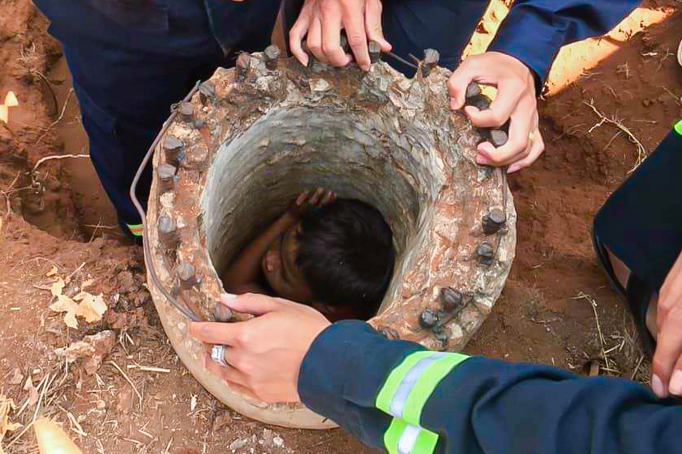 “Nín thở” cứu bé trai bị kẹt trong trụ điện suốt 5 tiếng đồng hồ - 1 “Nín thở” cứu bé trai bị kẹt trong trụ điện suốt 5 tiếng đồng hồ - 1