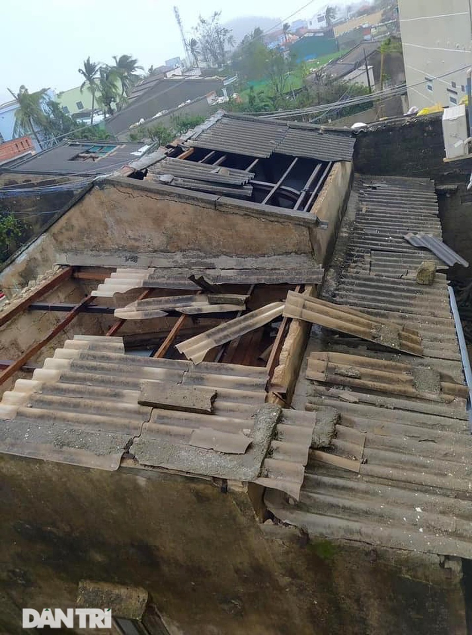 Đảo Lý Sơn tan hoang nhà cửa, tàu thuyền sau khi bão số 9 quét qua - 7 Đảo Lý Sơn tan hoang nhà cửa, tàu thuyền sau khi bão số 9 quét qua - 7