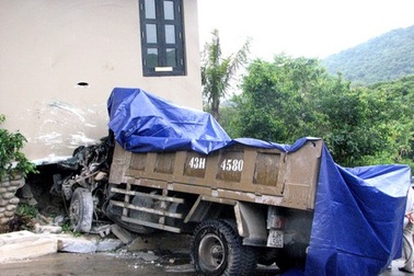 Xe tải đâm thủng nhà khu nghỉ dưỡng, 3 người bị thương nặng