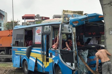 Xe khách lao thẳng vào trụ cầu vượt, nhiều người bị thương