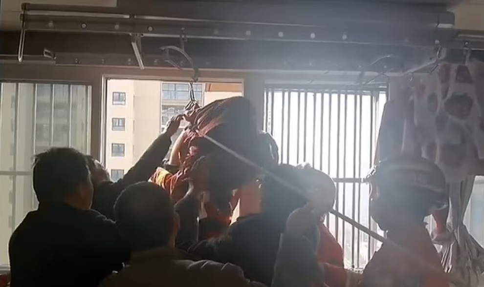 Thót tim khoảnh khắc cụ bà ngã nhào từ tầng 19 khi phơi quần áo - 2 Thót tim khoảnh khắc cụ bà ngã nhào từ tầng 19 khi phơi quần áo - 2