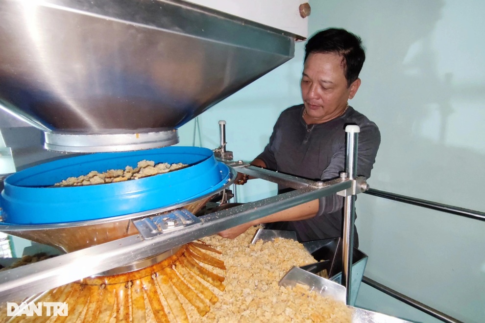 Tài xế mày mò làm món cơm cháy, thu hàng trăm triệu đồng mỗi tháng - 1 Tài xế mày mò làm món cơm cháy, thu hàng trăm triệu đồng mỗi tháng - 1