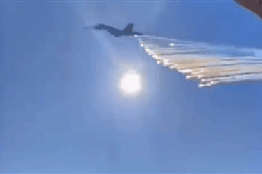 Video hé lộ cách tiêm kích Su-34 Nga "đánh lừa" tên lửa Ukraine