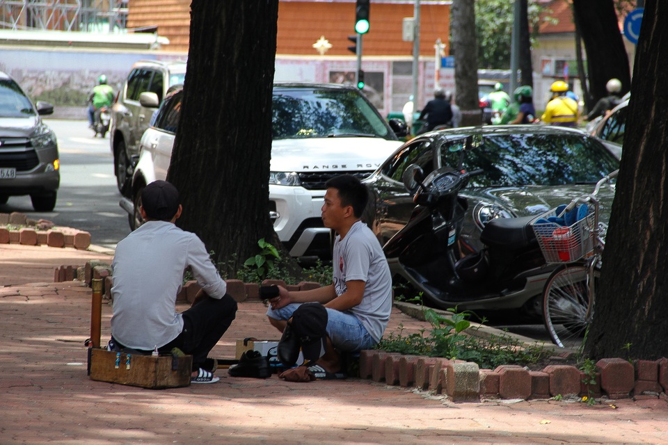 Người dân đồng loạt đeo khẩu trang trong ngày đầu xử phạt - 15