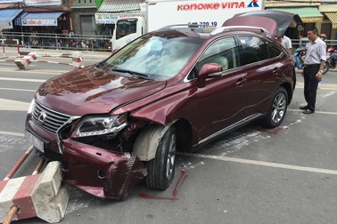 Lexus hơn 4 tỷ gặp nạn trên phố Sài Gòn