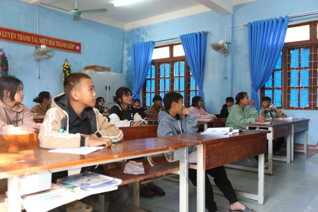 Không có thẻ BHYT, mẹ nghèo ôm con về điều trị bằng thuốc nam - 1 Không có thẻ BHYT, mẹ nghèo ôm con về điều trị bằng thuốc nam - 1