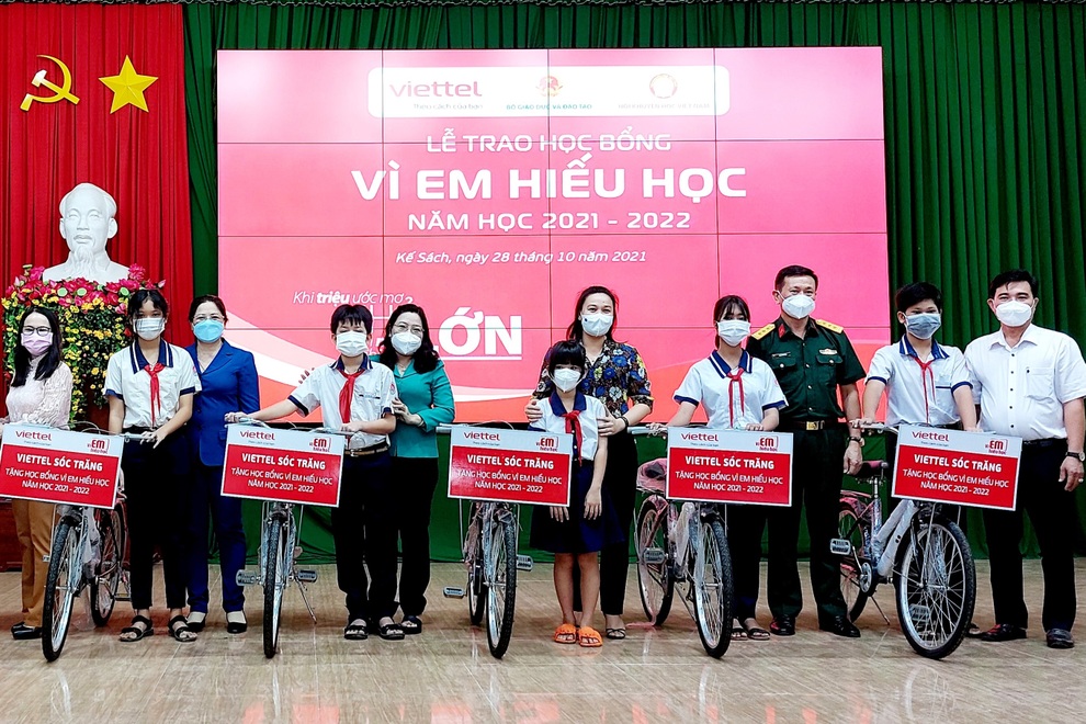 Hàng trăm học sinh Sóc Trăng nhận xe đạp từ học bổng Vì em hiếu học - 1 Hàng trăm học sinh Sóc Trăng nhận xe đạp từ học bổng Vì em hiếu học - 1