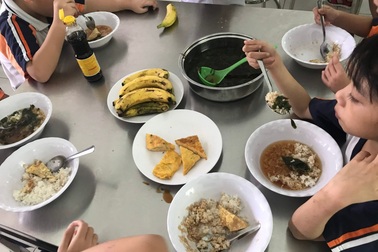 TPHCM: Phụ huynh sốc nặng khi thấy suất ăn "ngoài tưởng tượng" của con