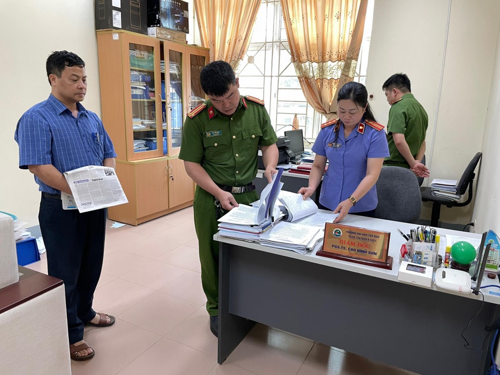 Giám đốc một trung tâm thuộc Trường Đại học Tây Bắc bị bắt - 2 Giám đốc một trung tâm thuộc Trường Đại học Tây Bắc bị bắt - 2