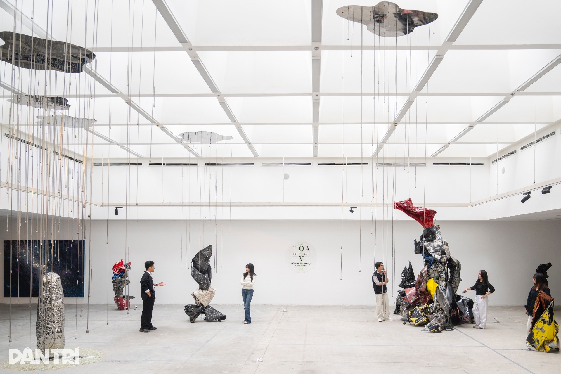 វត្ថុបុរាណ Chất liệu cũ “tái sinh” trong hình hài nghệ thuật ở triển lãm tại Hà Nội - 1