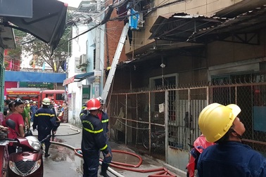 Giải cứu 2 người mắc kẹt trong chung cư đang cháy