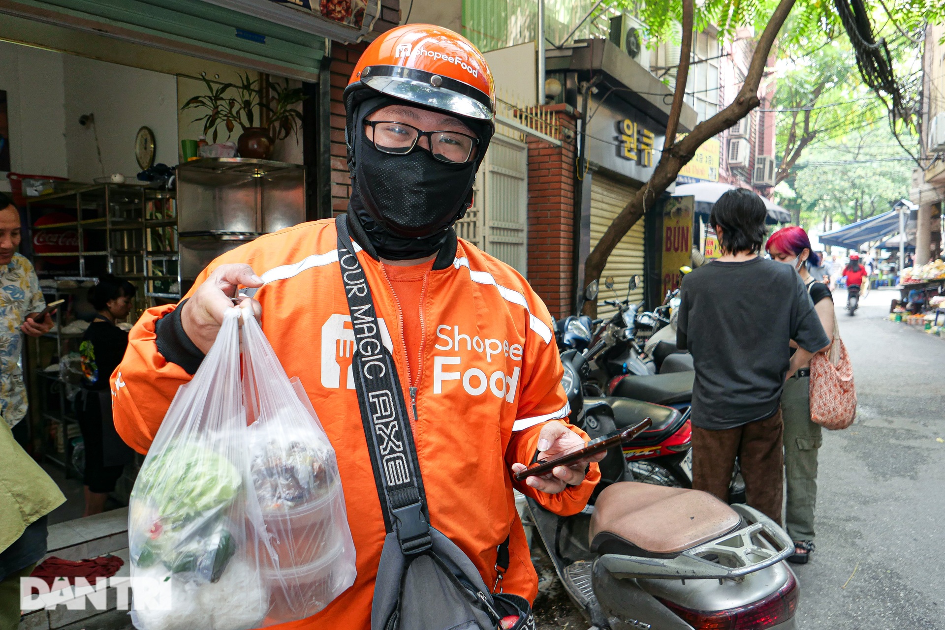 Bun Cha restaurant in a crowded alley, selling 600 servings/day in Hanoi - 11