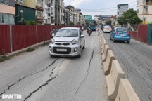 Dày đặc vết nứt mặt đường dự án thi công mở rộng đê Âu Cơ