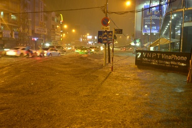 Mưa xối xả chiều cuối tuần, đường phố TPHCM ngập sâu trong biển nước