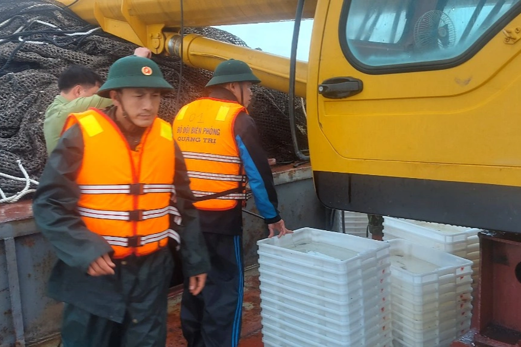 Có gì bên trong tàu sắt không người dạt vào bờ biển Quảng Trị? - 2 Có gì bên trong tàu sắt không người dạt vào bờ biển Quảng Trị? - 2