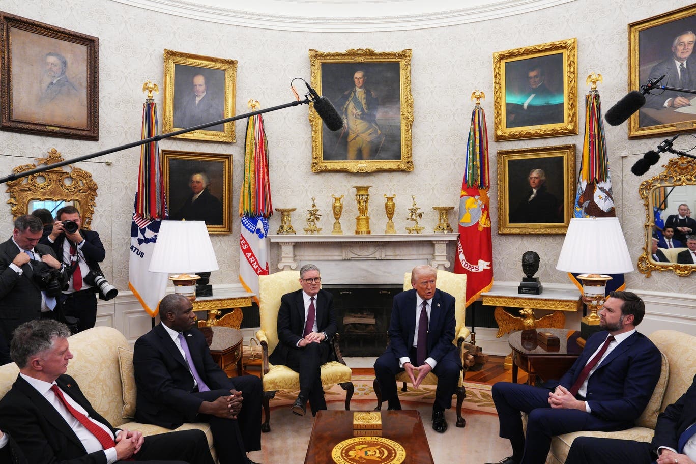 Tổng thống Trump lột xác Nhà Trắng, dát vàng phòng Bầu dục - 1 Tổng thống Trump lột xác Nhà Trắng, dát vàng phòng Bầu dục - 1