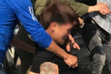 Hai nam thanh niên đến nhà bạn gái chúc Tết bị cả làng vây đánh