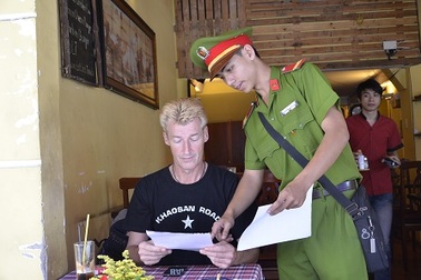 Phát tờ rơi nhắc du khách cảnh giác với nạn cướp giật ở Sài Gòn