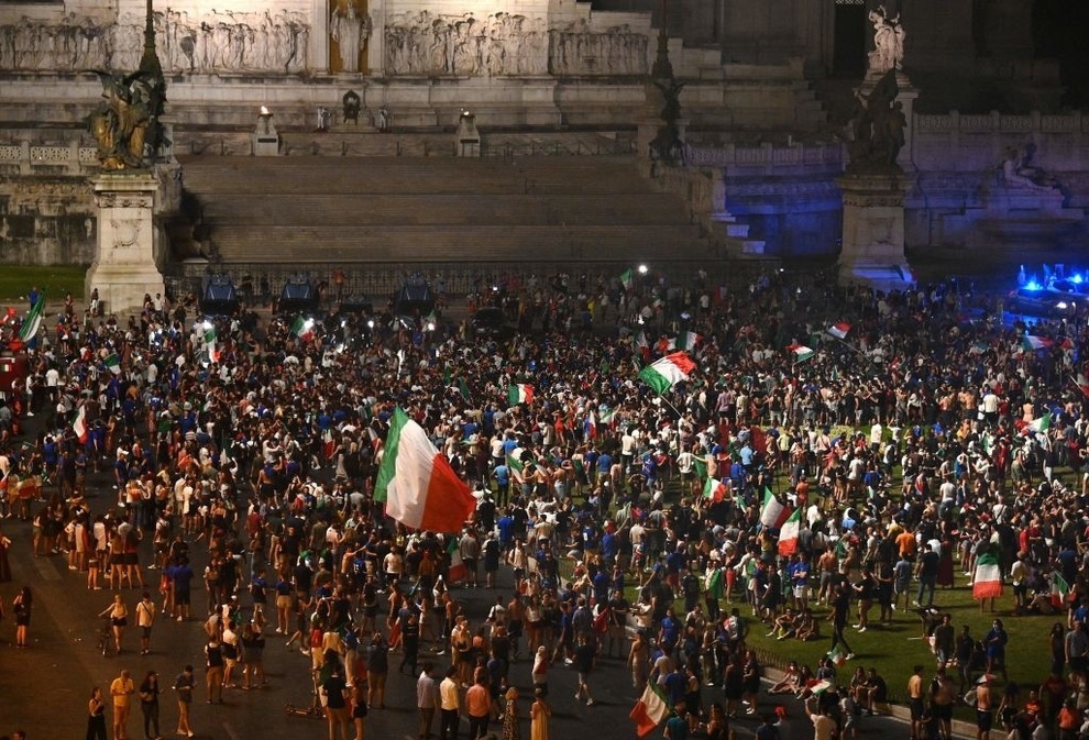 Cổ động viên Italia đi bão ăn mừng đội nhà vô địch Euro - 6 Cổ động viên Italia đi bão ăn mừng đội nhà vô địch Euro - 6