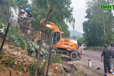 Cận cảnh máy đào "ngoặm" loạt công trình trái phép