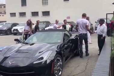 Jeremy Meeks và Chloe Greene lái siêu xe đi mua sắm